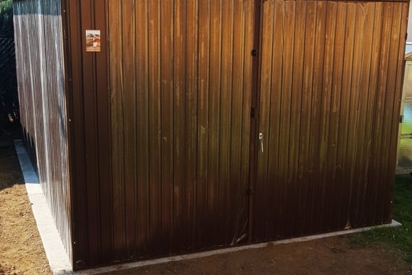 Plechová montovaná garáž 3×5 - hnedá, dvojkrídlová vrata