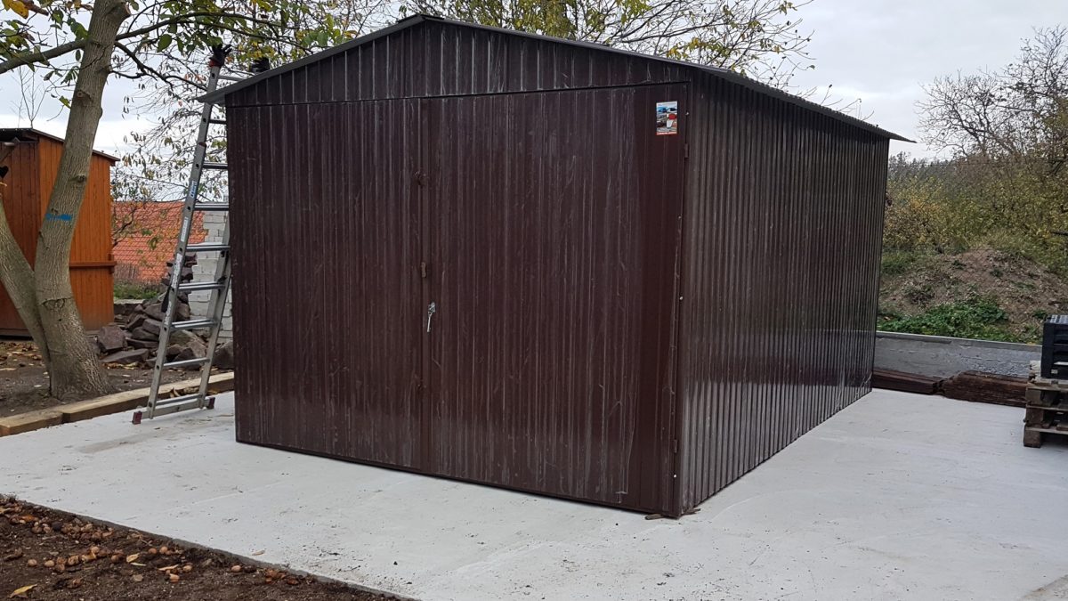 Plechová montovaná garáž 3 x 4,5 m - hnedá