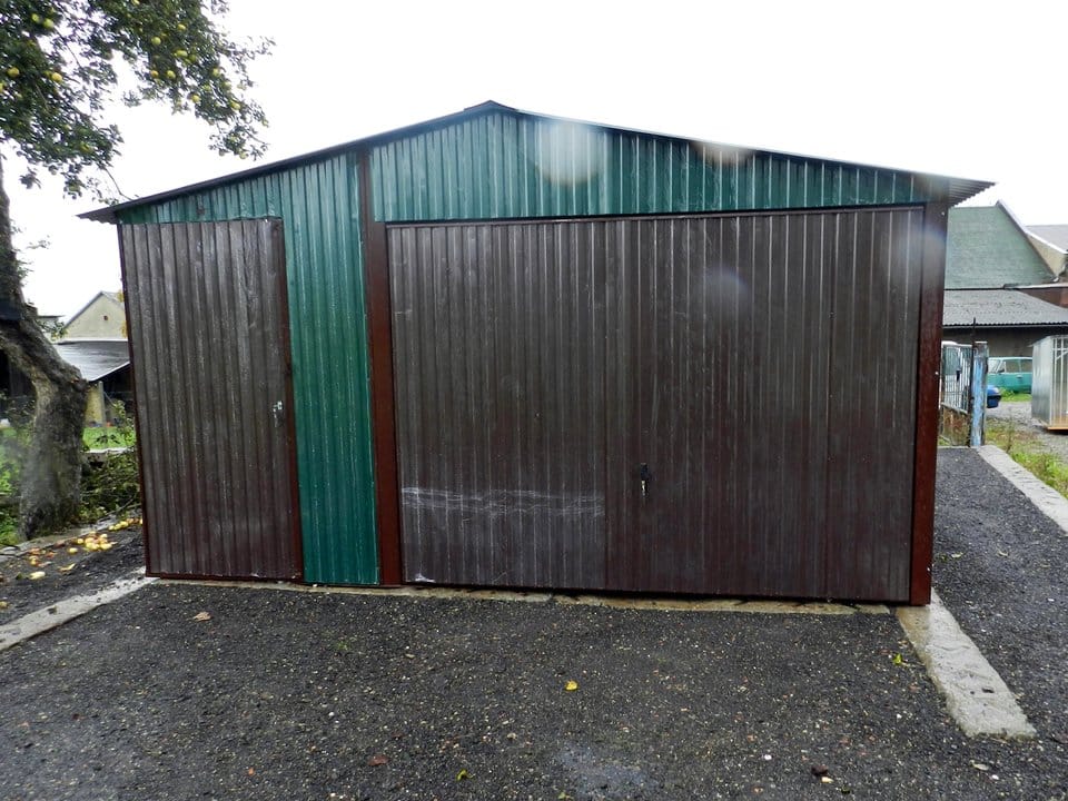 Plechová montovaná garáž 4,5×5 - zelená/hnědá