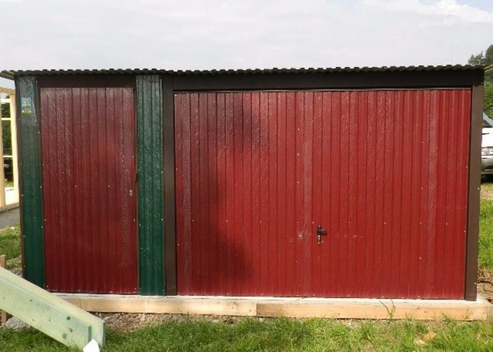 Plechová montovaná garáž 4,5×6 - červená/zelená