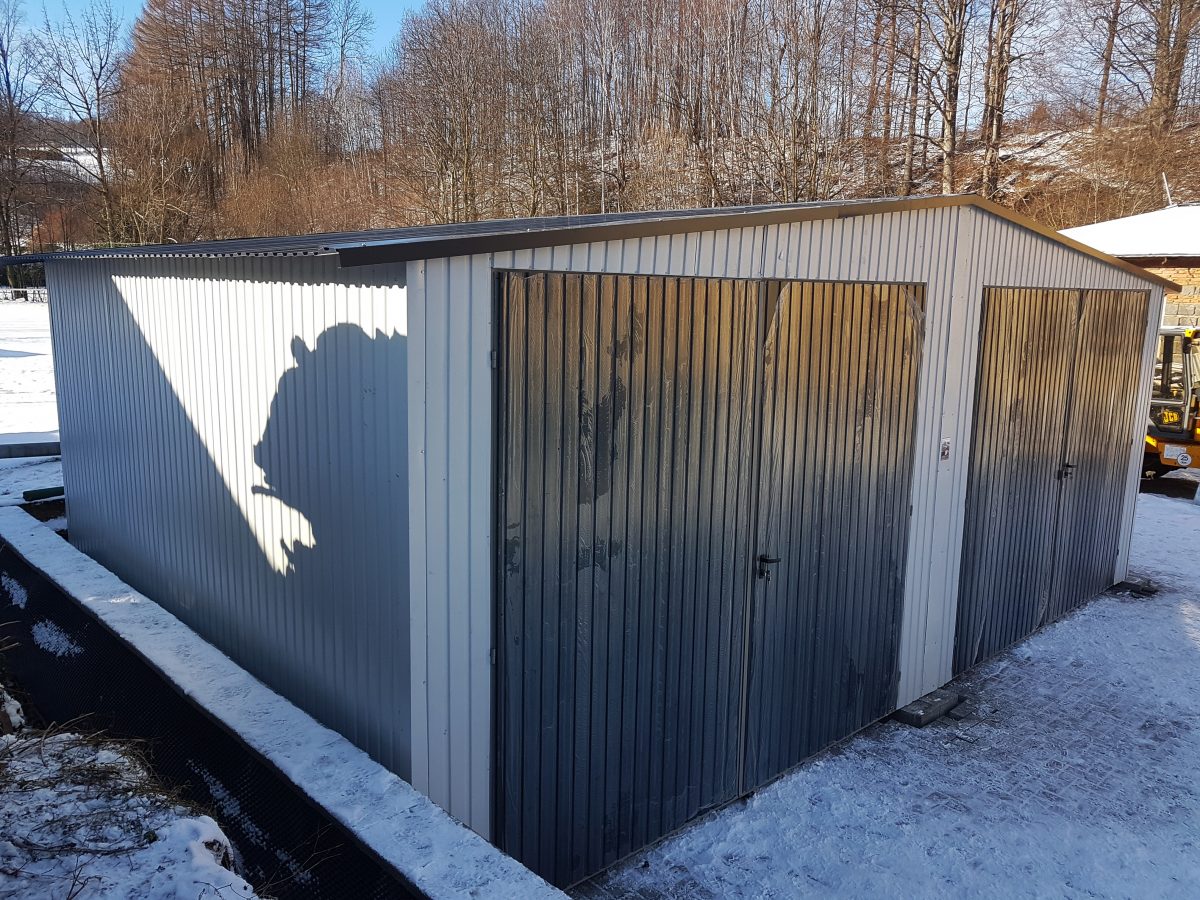 Plechová montovaná garáž 8x5 m - biela/grafit tmavý