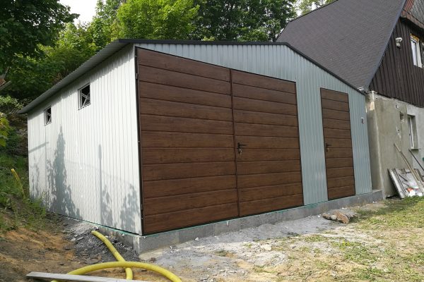Plechová garáž 5x5m - strieborná/zlatý dub