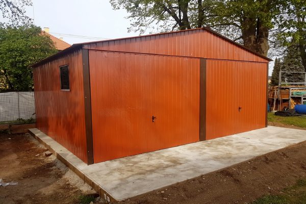 Plechová montovaná garáž 6×5m - svetlo hnedá/ výklopná brána