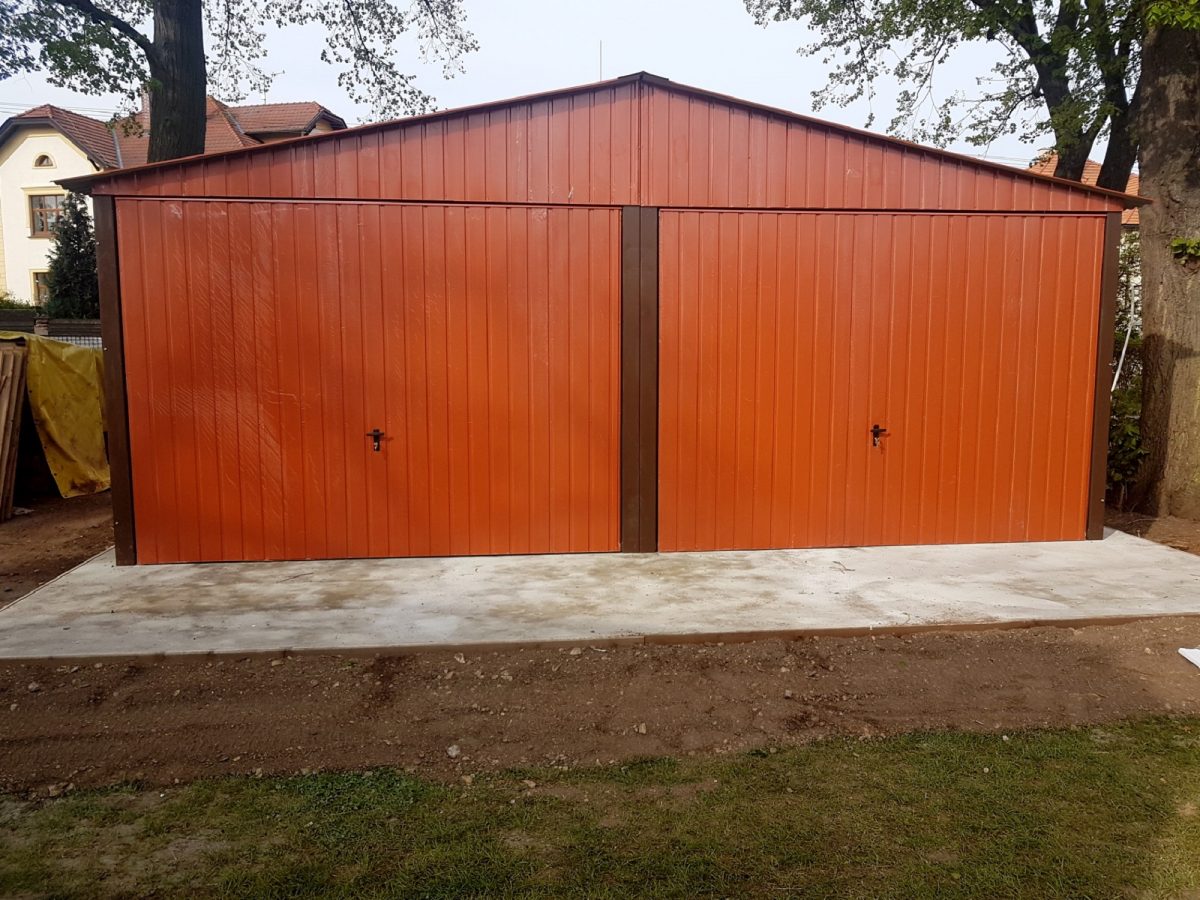 Plechová montovaná garáž 6×5m - svetlo hnedá/ výklopná brána