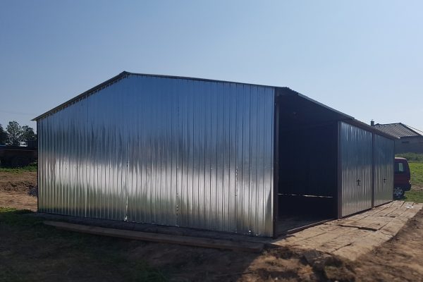 Plechová garáž 9x6 m - pozink/ výklopná brána