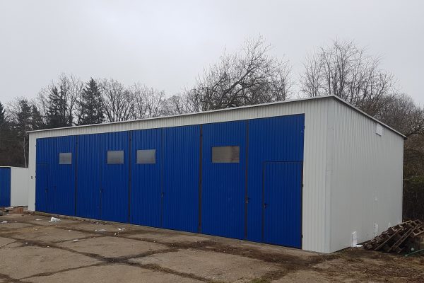 Plechová montovaná hala 14×6m - biela/modrá