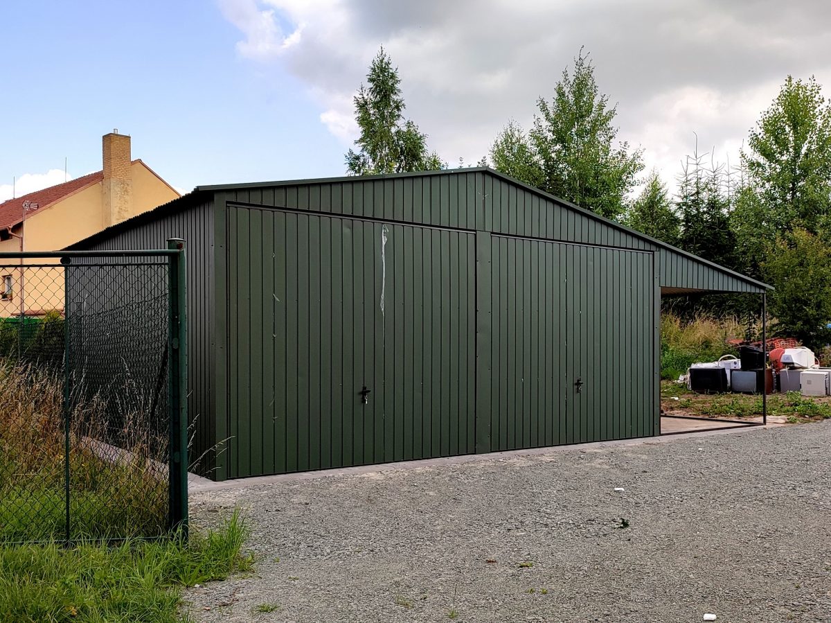 Plechová garáž 6x6 m + prístrešok 2,5x6 m - tmavo zelená matná