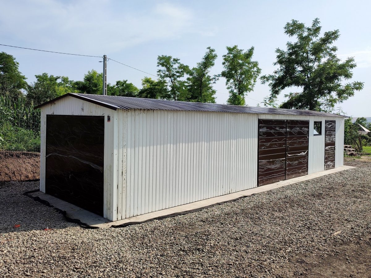 Plechová garáž 3,5x12m – biela/tmavo hnedá