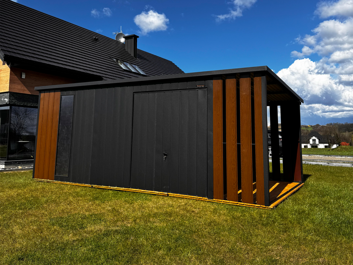 2 - Záhradný domček 5×3 m + prístrešok 1x3 m –čierna matná/orech